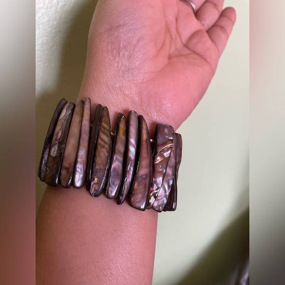 Elegant Elegant Iridescent Brown Mother of Pearl Bracelet - Picture 2 of 4